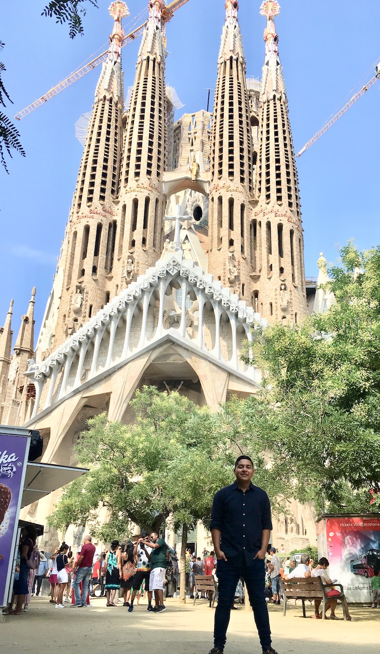 Irving in front of Basílica de la Sagrada Família
