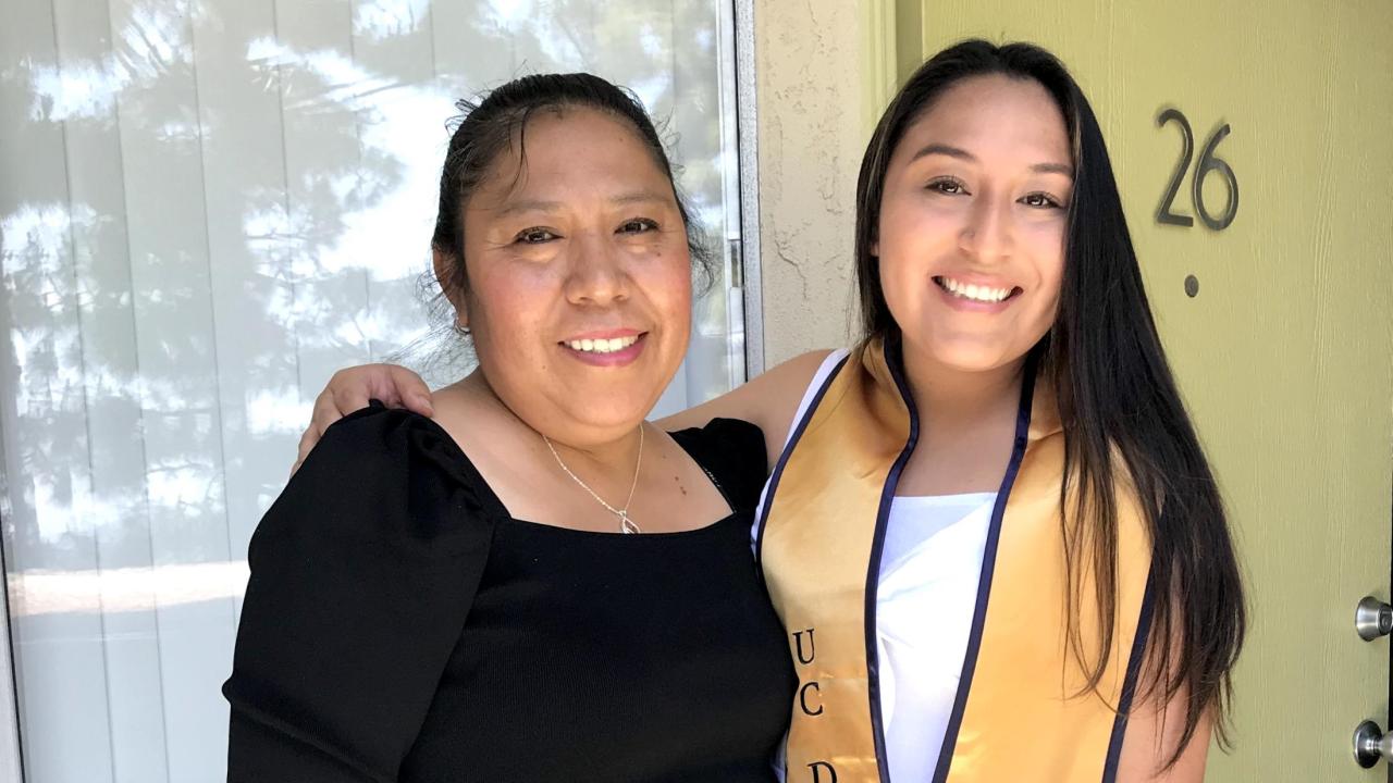 First Gen college grad Jessica Bueno and her mom